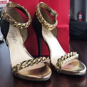 Fergie Razor Back black and Gold pumps!